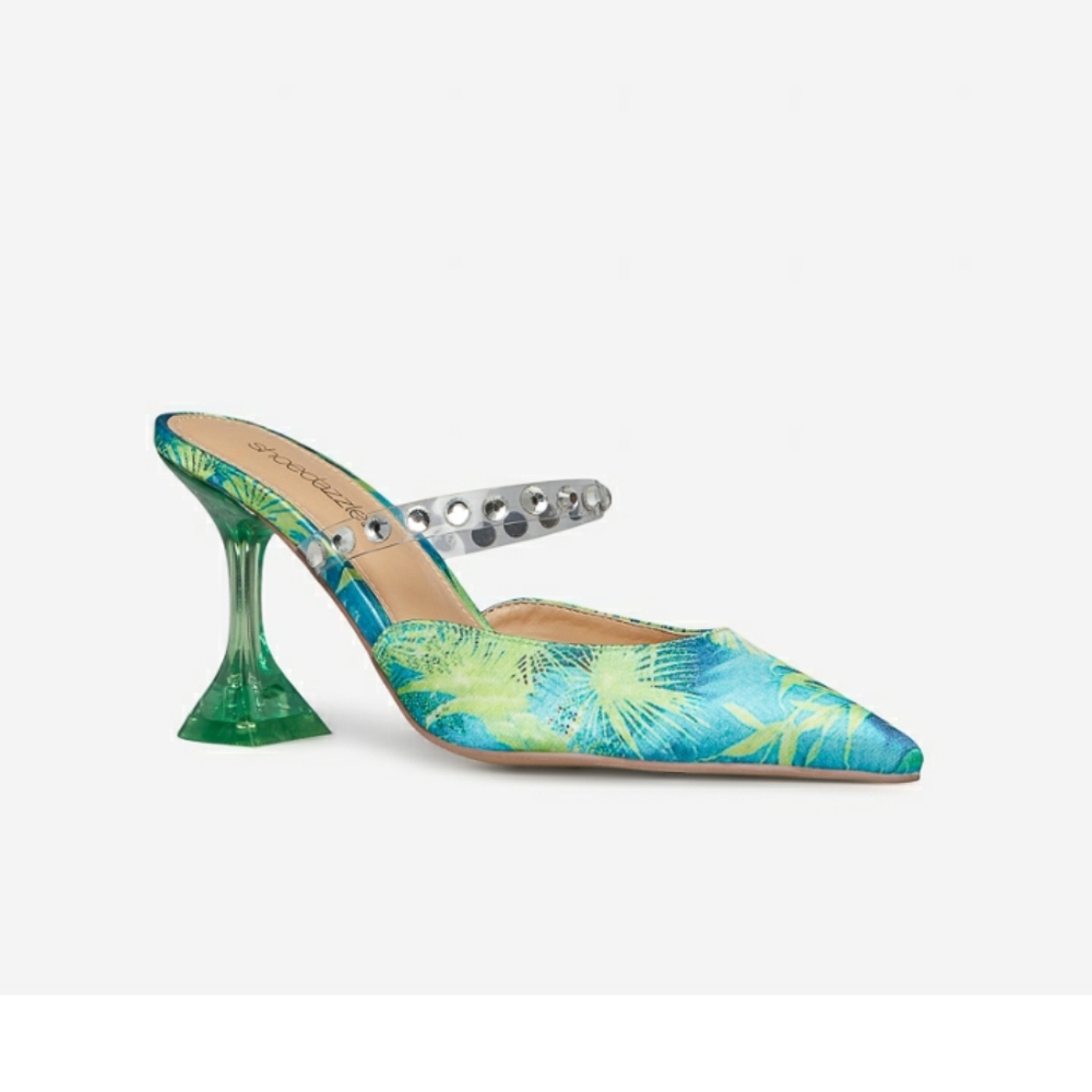 Pointed toe pump